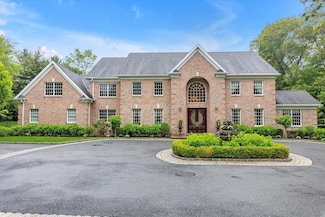 61 Geralind Dr, Syosset, NY 11791