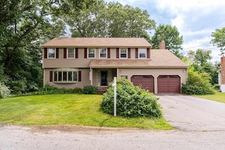 12 Seavey St, Hampton, NH 03842