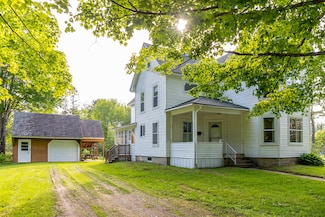 10 Joslyn St, Newport, ME 04953
