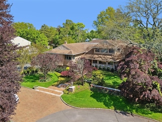 1325 Huckleberry Ln, Hewlett, NY 11557