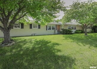 2218 9th St, Silvis, IL 61282
