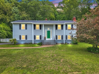 25 Meadow Dr, Gales Ferry, CT 06335