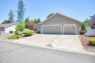 600 Yew Wood Dr, Shady Cove, OR 97539