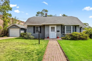 651 Sayville Ave, Sayville, NY 11782