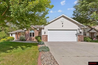 216 S Brook Cir, Mankato, MN 56001
