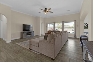 11330 Meadow Ln, Willis, TX 77318