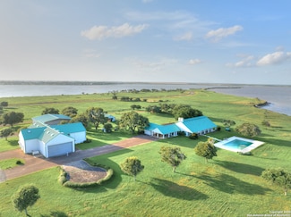 1005 Shoreline Ln, Port Lavaca, TX 77979