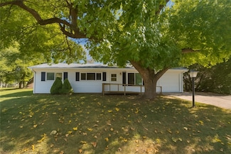 929 Reynolds Dr, Charleston, IL 61920