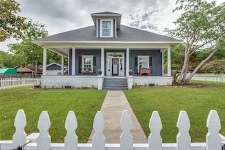 902 S Waco St, Weatherford, TX 76086