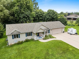 301 1st St, Oconto, WI 54153