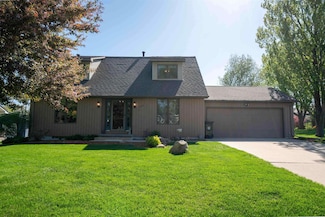 3922 Carlton Dr, Cedar Falls, IA 50613