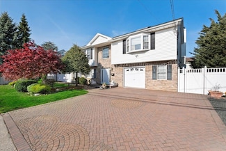 146 S 10th St, Lindenhurst, NY 11757