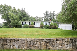 57 Apple Tree Ln, Hamden, CT 06518