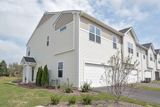 121 Kingsport Dr, South Elgin, IL 60177