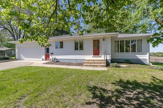 468 E Washington St, Le Center, MN 56057
