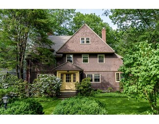 62 Circuit Rd, Chestnut Hill, MA 02467