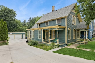 16 N Gifford St, Elgin, IL 60120