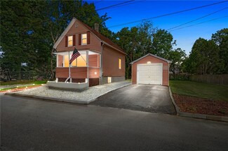 29 Magnolia St, Rumford, RI 02916