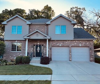28 S Shore Ln, Lake Zurich, IL 60047