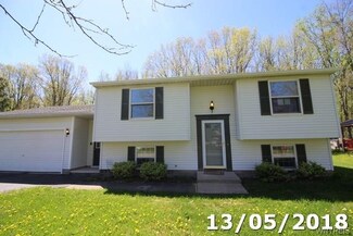 6626 Royal Pkwy S, Lockport, NY 14094