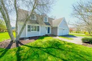 141 Meadow Ln, Middletown, RI 02842