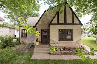 14 E 1st St, Morris, MN 56267