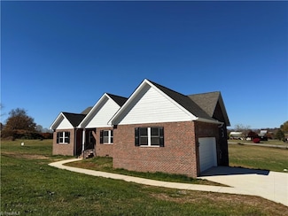 130 Oak Pointe Ln, Wilkesboro, NC 28697