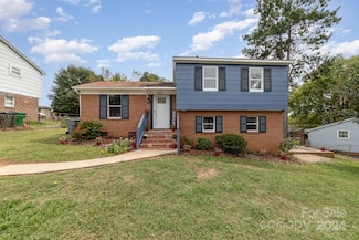 8901 Softwind Dr, Charlotte, NC 28273