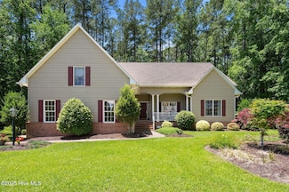 102 Maurice Ct, Chocowinity, NC 27817