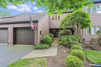 17 Grist Mill Run, Mahwah, NJ 07430