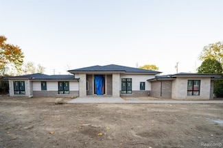 7400 Melody Ln, Bloomfield Hills, MI 48301