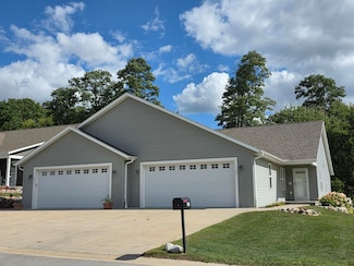 301 Creekside Ct, Watertown, WI 53098