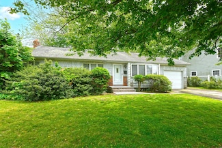29 Midwood Dr, Plainview, NY 11803