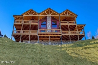 658 Wiley Oakley Dr, Gatlinburg, TN 37738