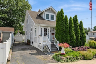 45 Cherry St, Locust Valley, NY 11560