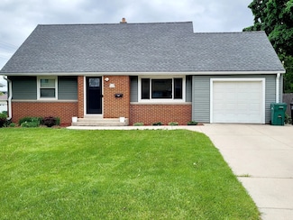W158N9026 Charles Dr, Menomonee Falls, WI 53051