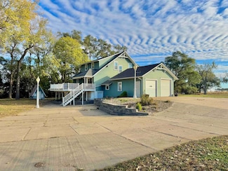 710 Eagle Dr, Yankton, SD 57078