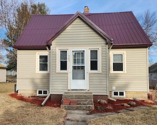 305 SE Market St, Brownsdale, MN 55918