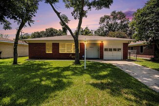 1801 15th Ave N, Texas City, TX 77590