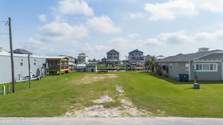 6052 6th St, Surf City, NC 28445