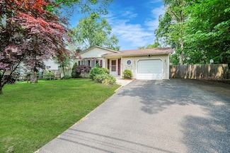 21 Spectacle Lake Dr, Nesconset, NY 11767
