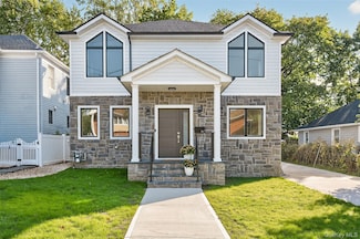 80 Clapham Ave, Manhasset, NY 11030