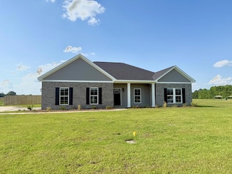 204 Cambridge Dr, Headland, AL 36345