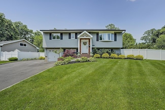 5 Somerset Dr, ComMacK, NY 11725