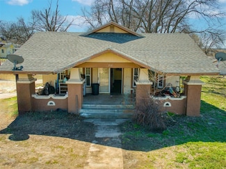 209 E Main St, Prague, OK 74864