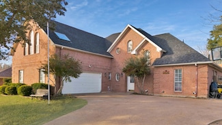 10036 Regent Row St, Benbrook, TX 76126