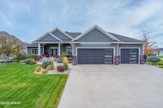 1680 Kings View Dr, Grand Forks, ND 58201