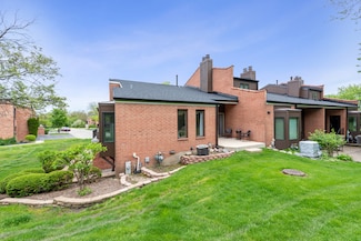 2S570 Patrick Henry Square Unit 119, Oak Brook, IL 60523