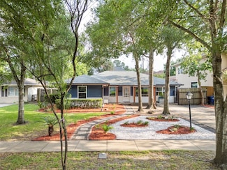 4811 Saxon St, Bellaire, TX 77401