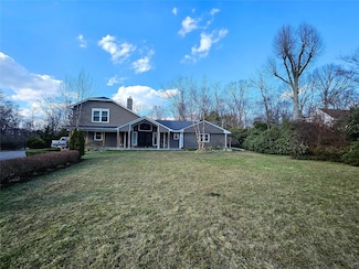 7 Raynham Rd, Glen Cove, NY 11542